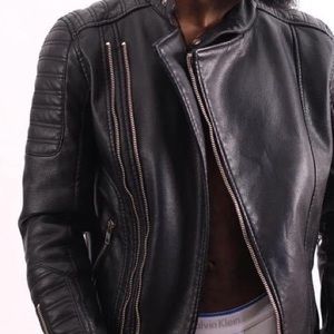 I looking for this if you any and size M , you call write me or call me thank